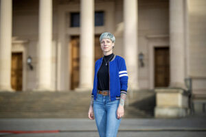 Christina vor einem alten Gebäude mit Säulen.