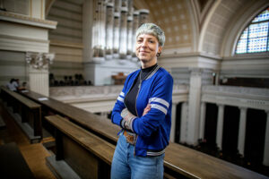 Christina auf der Galerie einer Kirche. Im Hintergrund ist die Orgel zu sehen.