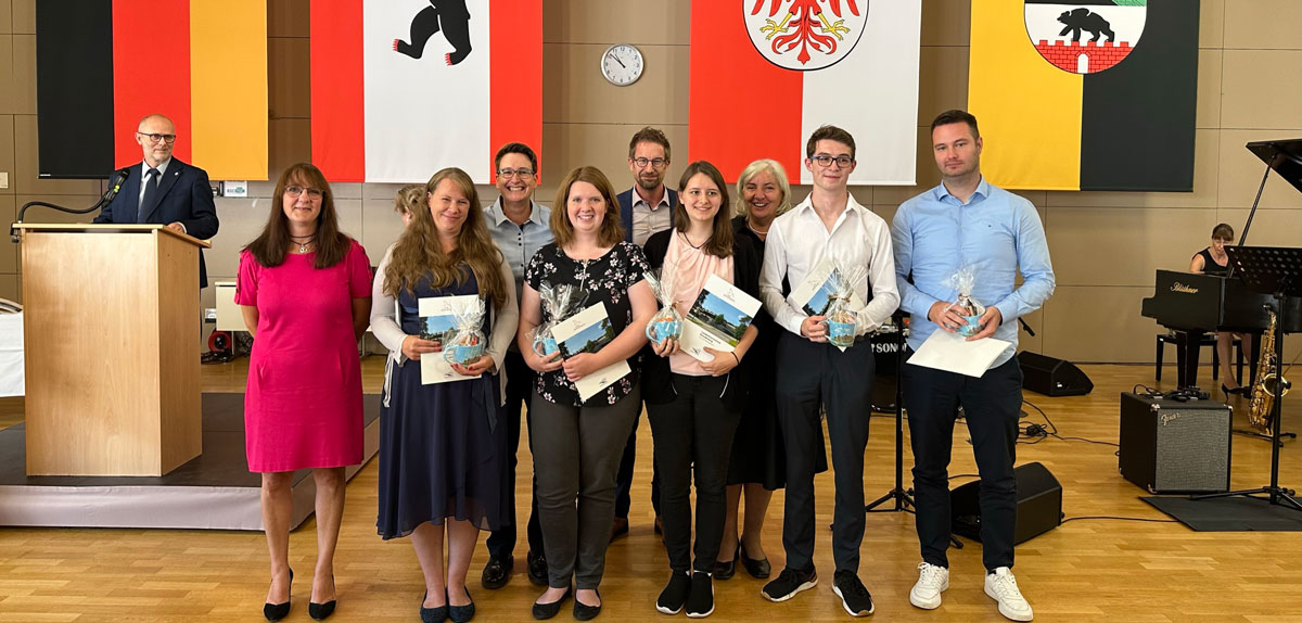 Gruppenbild: Die besten Absolventen des Jahrgangs 2023; links: Finanz- und Europaministerin Katrin Lange (Foto: Schmohl/FHF)