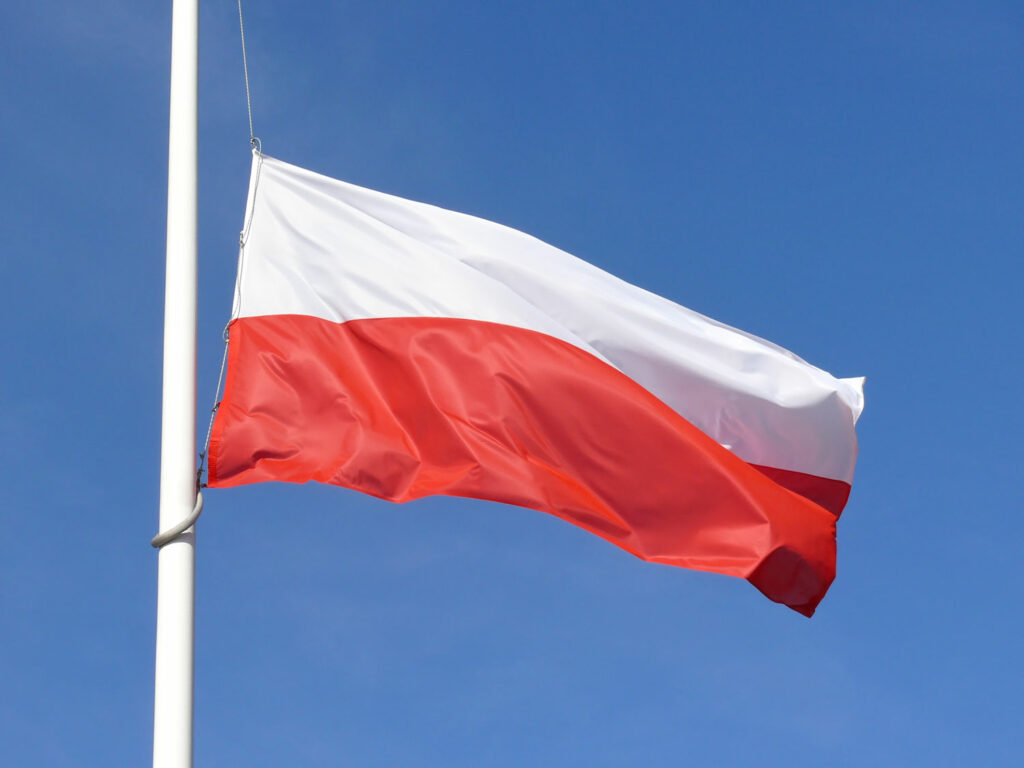 Polnische Fahne flattert im Wind (Foto: sootra/AdobeStock)